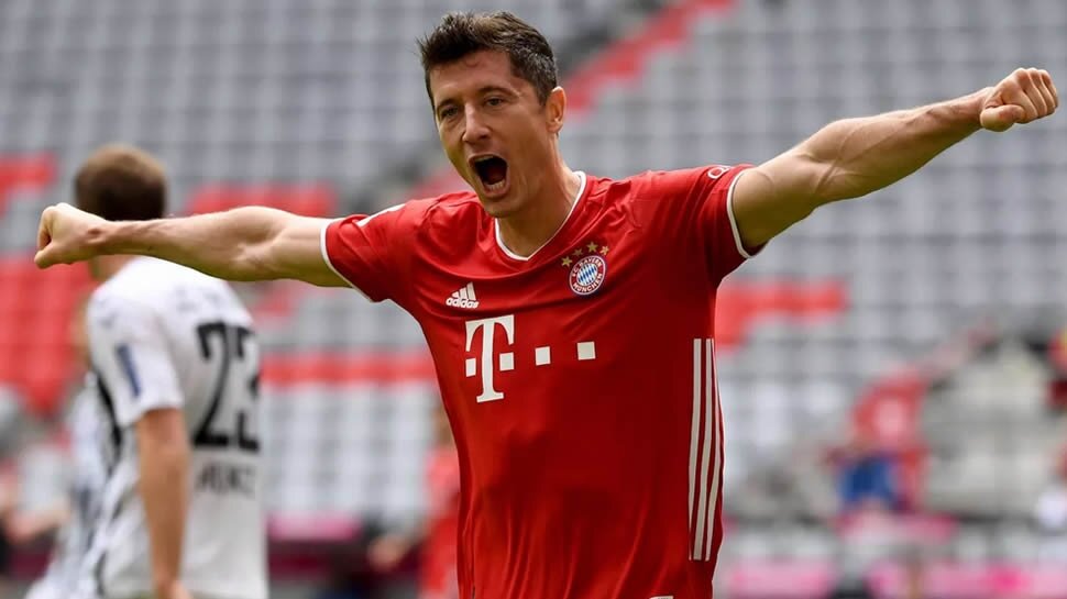 Lewandowski makes history in Bayern win