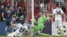 Bayern power past Plzen